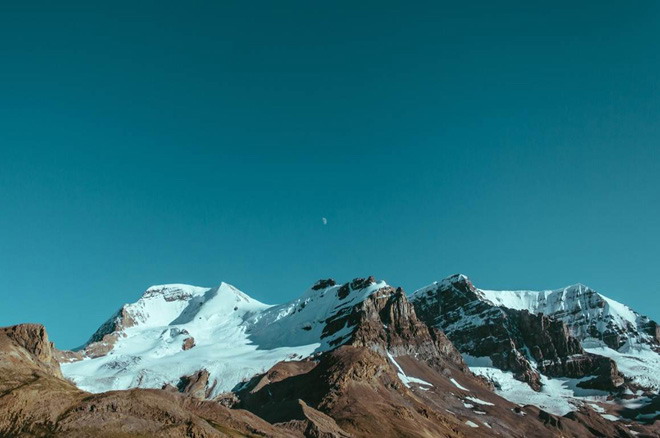 Image d'arrière-plan PPT d'un paysage naturel de sommet de montagne enneigé