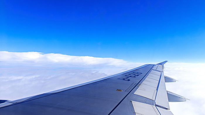 藍天白雲機翼PPT背景圖片