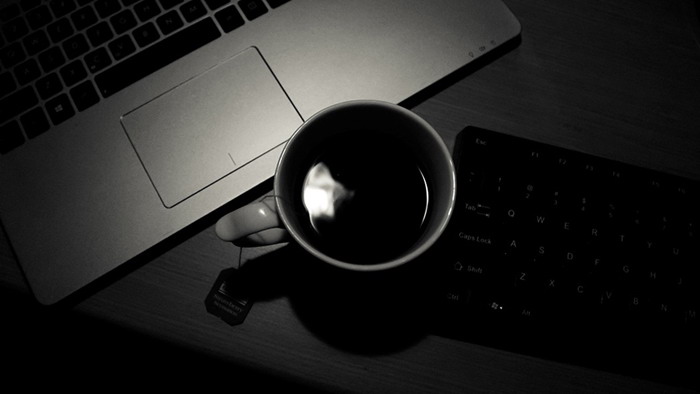 黑白筆記本電腦咖啡辦公桌面PPT背景圖片