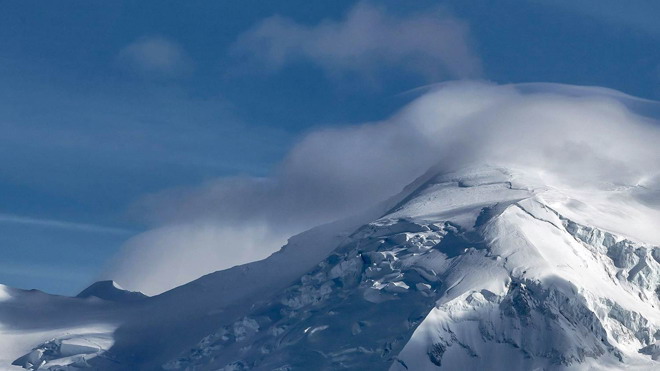 两张雪山PPT背景图片（2）